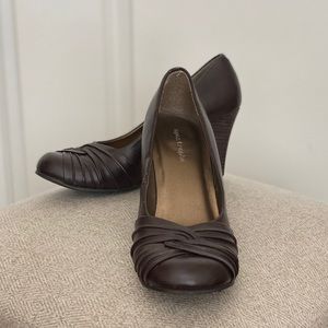 Apostrophe Brown Wedges